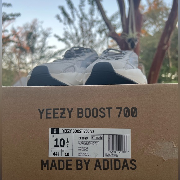 Adidas Yeezy 700 V2 Static - Picture 6 of 8